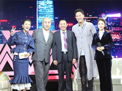 新望董事長(zhǎng)羅永輝與著名歌星劉尊老師、汪正正老師、郭津彤老師、主持人雅琪在北京電視臺(tái)錄制節(jié)目現(xiàn)場(chǎng)親切合影